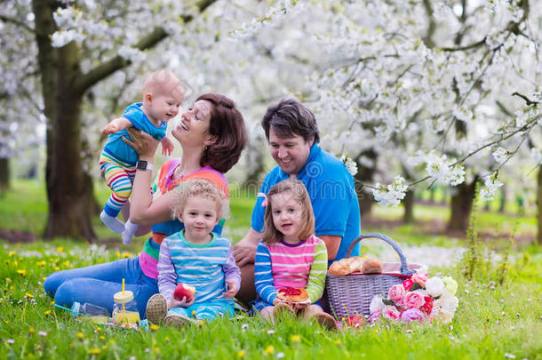 一家人和孩子们在春天的公园里野餐