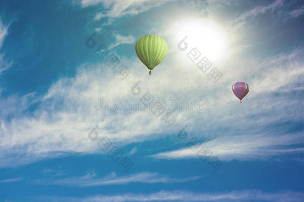 五颜六色的热气球高高地在天空中