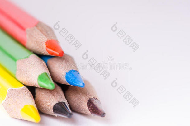 白色背景上的彩色铅笔。 一排铅笔。 教育理念。