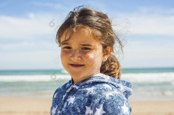 在复活节的一个<strong>刮风</strong>的日子里，亲密的女孩在海滩上摆姿势