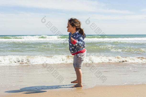 在一个阳光明媚的日子里，全镜头女孩在海滩上奔跑