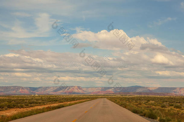 迷人的沙漠道路，大峡谷，亚利桑那州，美国