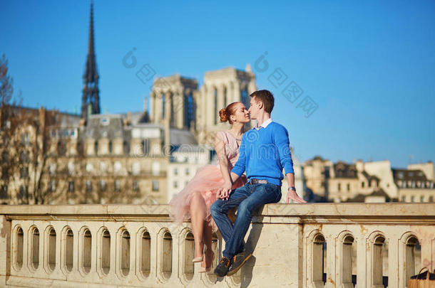 法国巴黎的一对浪漫情侣