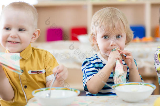 有趣的孩子在幼儿园吃饭