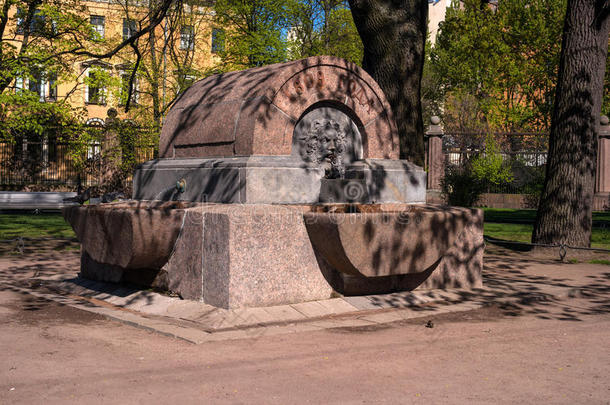 卡赞大教堂附近公园的喷泉。 圣彼得堡，俄罗斯