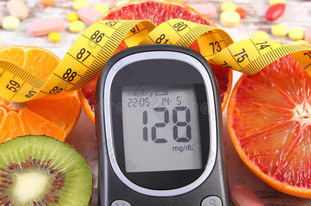 <strong>血糖仪</strong>结果，厘米，水果和药物，糖尿病，减肥，健康的生活方式和营养