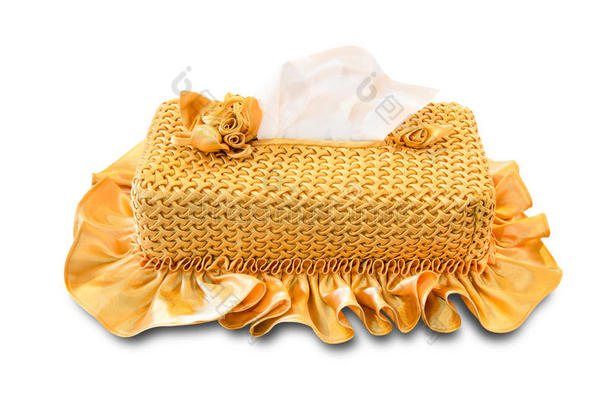 金色纸巾盒由织物制成，在白色背景上分离，裁剪路径