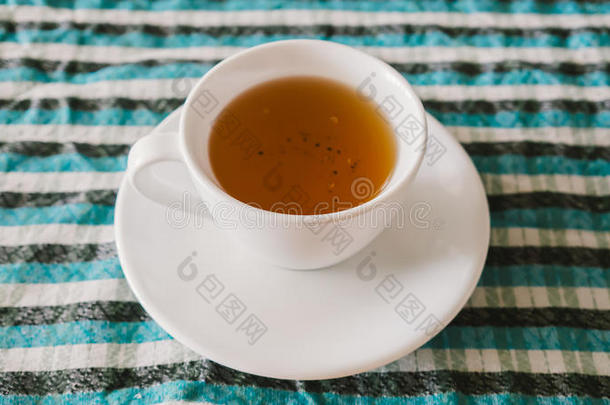 桌上的一杯茶。