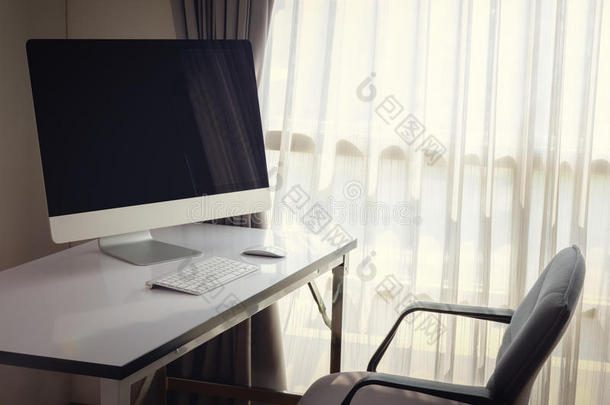 空白电脑桌面，键盘，日记和其他配件在白色桌子上