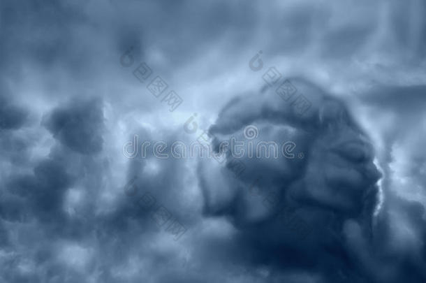 天空中新来的外星人画在云彩上