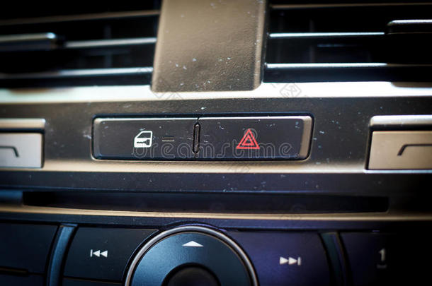 紧急按钮和<strong>解锁汽车</strong>内部的门按钮。