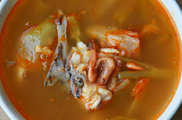鱼虾与混合蔬菜在酸汤