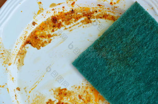绿色擦洗海绵<strong>纯粹</strong>是为了白色盘子上的食物污渍
