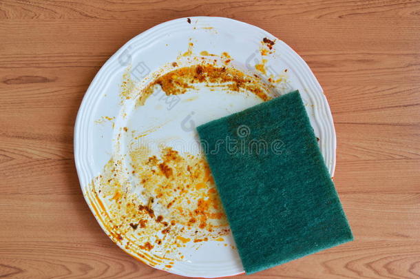 绿色擦洗海绵<strong>纯粹</strong>是为了白色盘子上的食物污渍