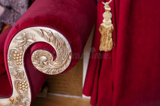用红色装饰的金色古典风格的沙发