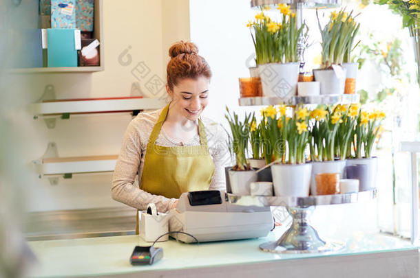 花店柜台收银台的花店女人