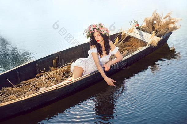 一位美丽的女士躺在船上的幻想艺术照片