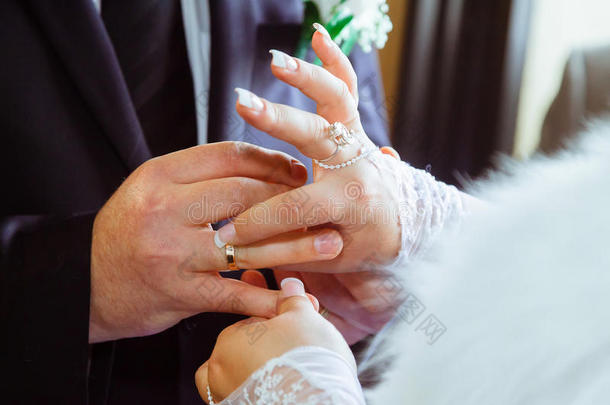 一对夫妇的特写手合在一起，专注于戒指。