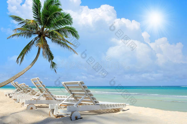 海滩上有蓝天的沙滩椅子