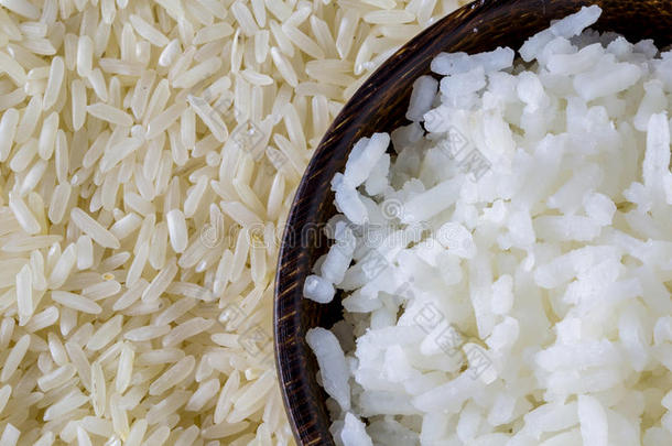 煮熟的米饭和米粒，有米饭背景