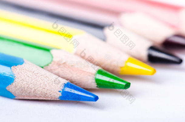 白色背景上隔离的彩色铅笔。 一排铅笔。 教育理念。 很多各色铅笔。 调色板。