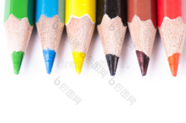 白色背景上隔离的彩色<strong>铅笔</strong>。 一排<strong>铅笔</strong>。 教育理念。 很多各色<strong>铅笔</strong>。 调色板。