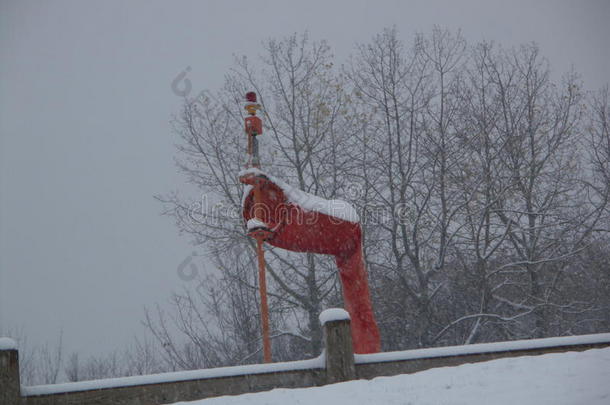 冬季鲜红的气象站