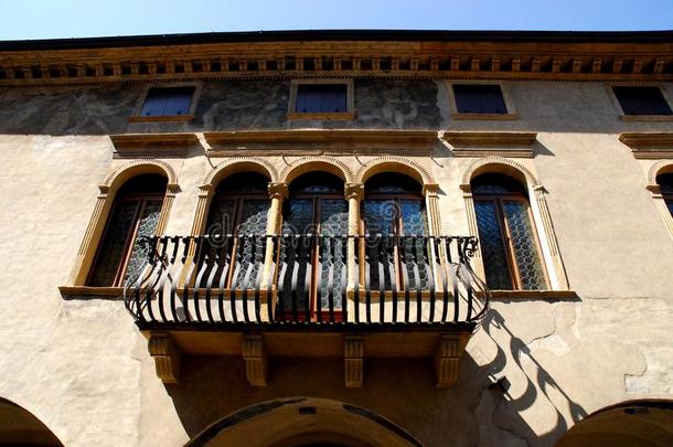 立面与阳台和旧窗户在帕杜瓦在维尼托（意大利）