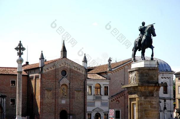 多纳泰洛在意大利维尼托帕杜瓦的圣安东尼教堂<strong>墓</strong>地的加<strong>塔</strong>梅拉<strong>塔</strong>马术雕像