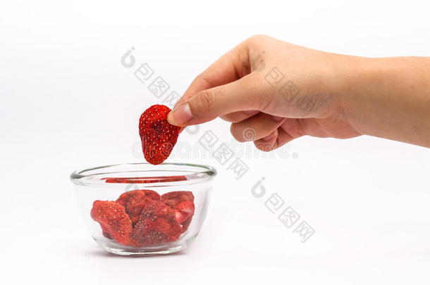 从透明玻璃碗中手工<strong>采摘</strong>干<strong>草莓</strong>