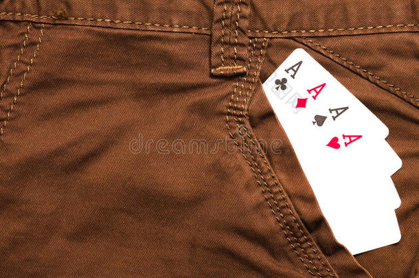 棕色牛仔裤前口袋里有四张王牌