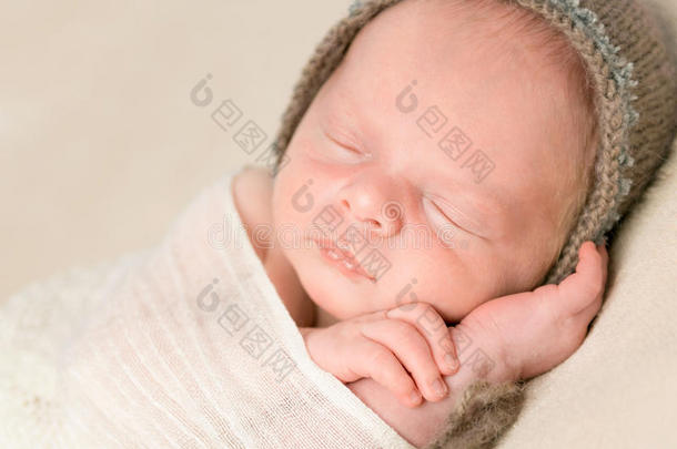 可爱极了睡着的宝贝美丽的出生