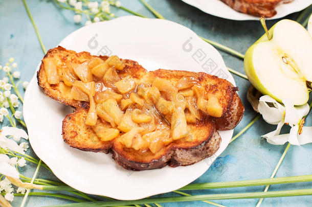 苹果背景烤面包早餐
