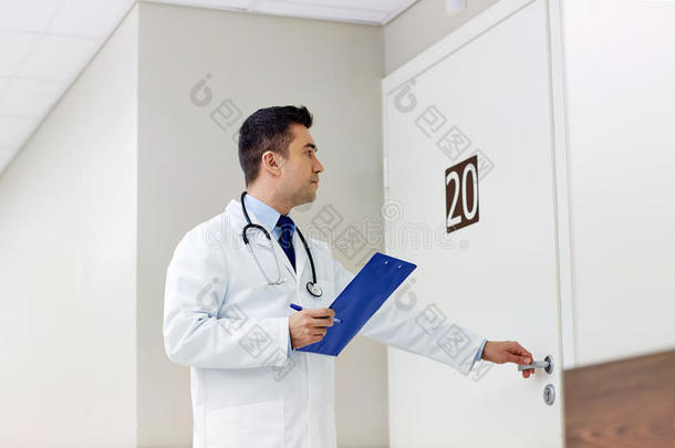 医生用剪贴板打开医院病<strong>房门</strong>