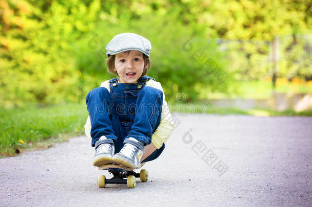 可爱的学龄前儿童在街上滑板