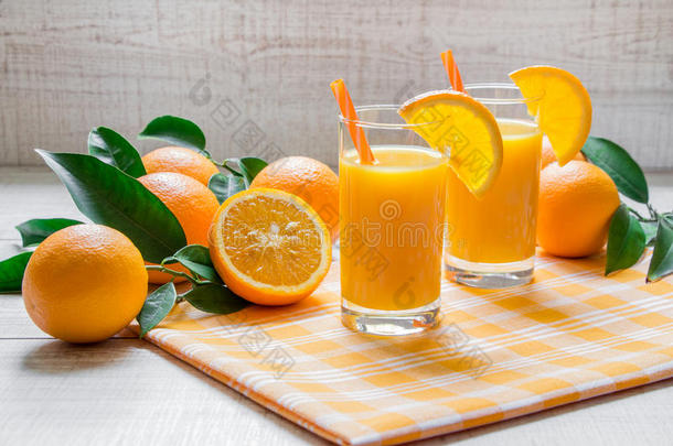 两个<strong>橘子</strong>汁和<strong>橘子</strong>片，吸管。