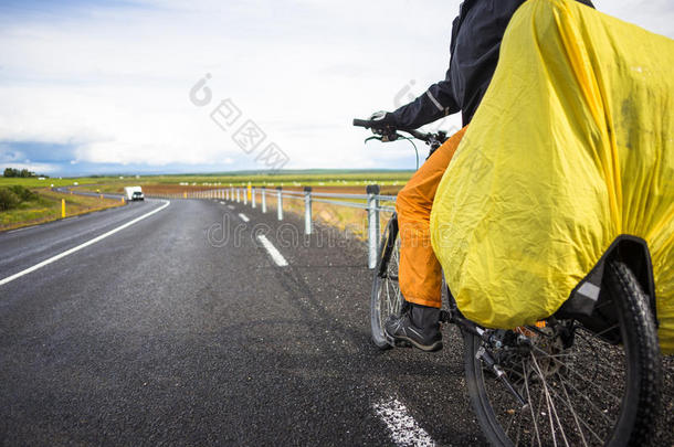 在冰岛阳光明媚的夏日，骑自行车的人骑在路上