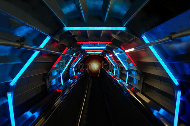 未来主义隧道背景与蓝色和红色发光灯。 透视视图抽象内部。