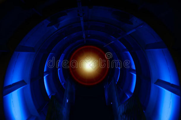 通往未来的未来隧道。 发光的蓝光奇妙的内部。 半圆形状，透视墙视图