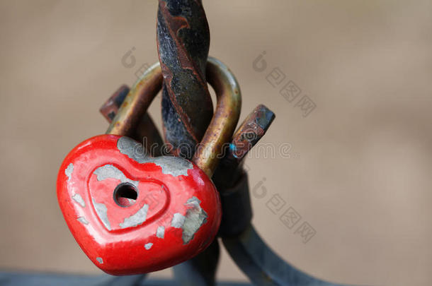 旧挂锁。喜欢心形设计，红色漆金属质感，图案和复古设计。浪漫符号概念
