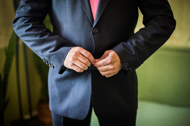 正确的按钮在夹克，双手特写，穿衣，男人的风格