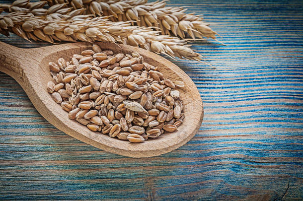 小麦黑麦耳粒木勺在木板上的组成
