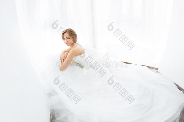 新娘美女。 穿着婚纱的年轻女人在室内