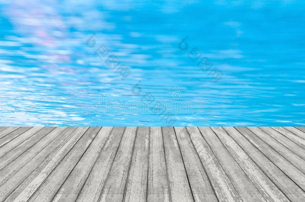 蓝色游泳池暑假和木制甲板