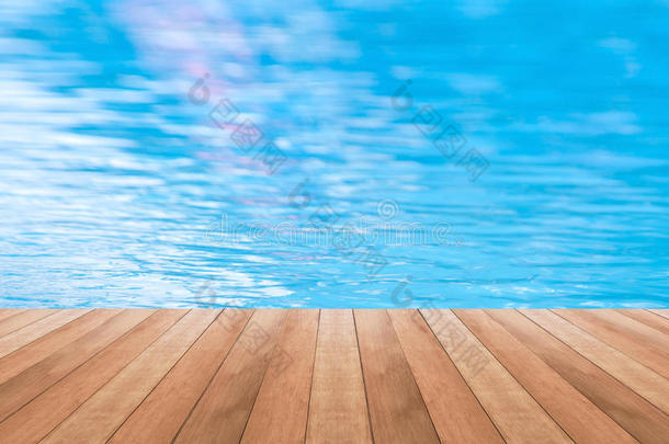 <strong>蓝色</strong>游泳池暑假和木制甲板
