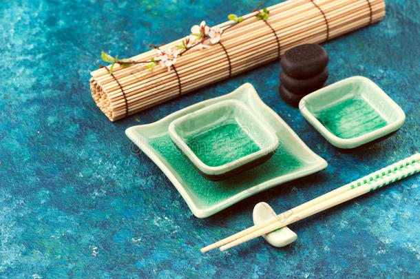 寿司和木制筷子的盘子