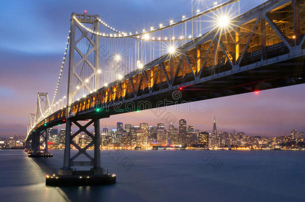 黄昏在旧金山-奥克兰湾大桥和旧金山天际线，加利福尼亚