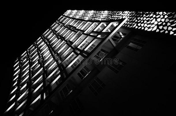 夜间建筑的黑白摄影