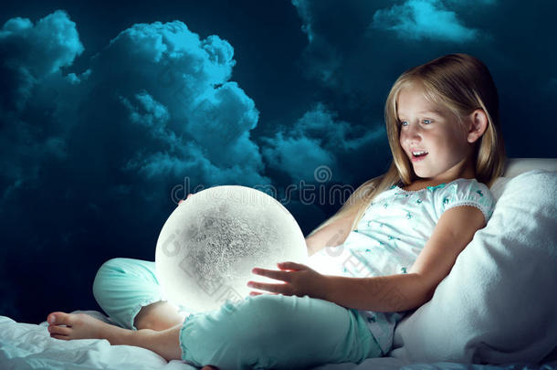在她的床和月亮星球上的女孩