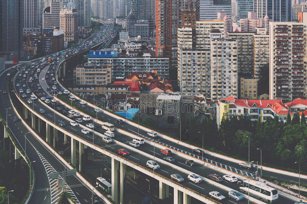 中国上海高架公路。